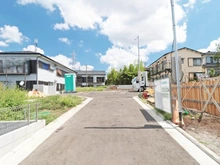 【神奈川県/横浜市戸塚区汲沢】戸塚区汲沢8丁目　新築戸建　4号棟/全7棟 現地（建築前）：写真奥　中央
(土部分左側　4号棟/全7棟)、分右側　5号棟/全7棟)