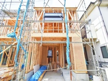 【神奈川県/横浜市泉区中田南】泉区中田南5丁目　新築戸建　1号棟/全2棟 建築中の外観：写真中央　1号棟(右)/全2棟