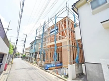 【神奈川県/横浜市泉区中田南】泉区中田南5丁目　新築戸建　1号棟/全2棟 建築中の外観：写真中央　1号棟(右)/全2棟