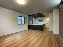 【神奈川県/横浜市泉区中田南】泉区中田南5丁目　新築戸建　1号棟/全2棟 LDK：中央奥の扉は洋室5.7帖