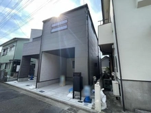 【神奈川県/横浜市泉区中田南】泉区中田南5丁目　新築戸建　1号棟/全2棟 外観：写真中央　1号棟(右)/全2棟