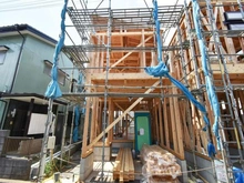 【神奈川県/横浜市泉区中田南】泉区中田南5丁目　新築戸建　2号棟/全2棟 建築中の外観：写真中央　2号棟(左)/全2棟