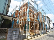 【神奈川県/横浜市泉区中田南】泉区中田南5丁目　新築戸建　2号棟/全2棟 建築中の外観：写真中央　2号棟(左)/全2棟