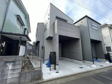 【神奈川県/横浜市泉区中田南】泉区中田南5丁目　新築戸建　2号棟/全2棟 外観：写真中央　2号棟(左)/全2棟