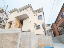 【神奈川県/横浜市戸塚区名瀬町】戸塚区　名瀬町の家　1号棟/全3棟 建築中の外観：写真中央　1号棟/全3棟