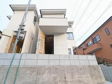 【神奈川県/横浜市戸塚区名瀬町】戸塚区　名瀬町の家　1号棟/全3棟 建築中の外観：写真中央　1号棟(右)/全3棟