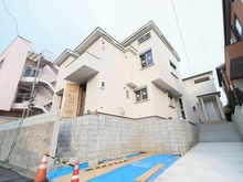 【神奈川県/横浜市戸塚区名瀬町】戸塚区　名瀬町の家　1号棟/全3棟 建築中の外観：写真中央　1号棟(右)/全3棟