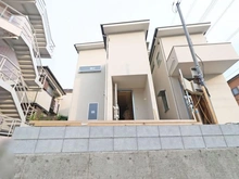 【神奈川県/横浜市戸塚区名瀬町】戸塚区　名瀬町の家　3号棟/全3棟 建築中の外観：写真中央　3号棟(左)/全3棟