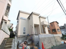 【神奈川県/横浜市戸塚区名瀬町】戸塚区　名瀬町の家　3号棟/全3棟 建築中の外観：写真中央　3号棟(左)/全3棟