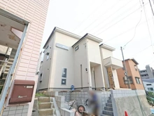 【神奈川県/横浜市戸塚区名瀬町】戸塚区　名瀬町の家　3号棟/全3棟 建築中の外観：写真中央　3号棟(左)/全3棟