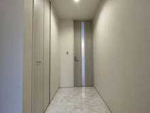 【神奈川県/横浜市戸塚区戸塚町】戸塚区戸塚町　新築戸建　全1棟 収納：1階　玄関脇のウォークインクローゼット扉
正面　LDK