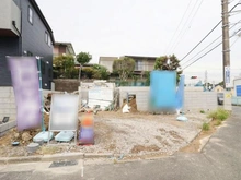 【神奈川県/横浜市旭区市沢町】旭区市沢町　新築戸建　1号棟/全2棟 建築中の外観：写真中央　左　1号棟/全2棟