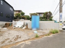 【神奈川県/横浜市旭区市沢町】旭区市沢町　新築戸建　1号棟/全2棟 建築中の外観：写真中央　左　1号棟/全2棟