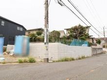 【神奈川県/横浜市旭区市沢町】旭区市沢町　新築戸建　1号棟/全2棟 建築中の外観：写真中央　左　1号棟/全2棟