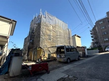 【神奈川県/横浜市戸塚区平戸】戸塚区平戸1丁目　戸建　 外観：写真中央　現在リフォーム中　2025年10月完了予定となります。