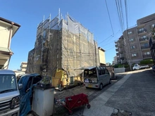 【神奈川県/横浜市戸塚区平戸】戸塚区平戸1丁目　戸建　 外観：写真中央　現在リフォーム中　2025年10月完了予定となります。