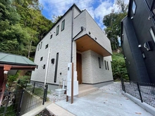 【神奈川県/横浜市戸塚区柏尾町】戸塚区柏尾町　新築戸建　A号棟／全3棟 外観：写真中央　A号棟/全3棟　