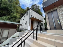 【神奈川県/横浜市戸塚区柏尾町】戸塚区柏尾町　新築戸建　A号棟／全3棟 外観：写真中央　A号棟/全3棟　