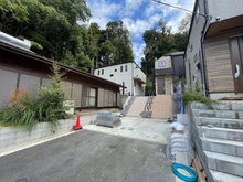 【神奈川県/横浜市戸塚区柏尾町】戸塚区柏尾町　新築戸建　A号棟／全3棟 外観：写真奥　A号棟/全3棟　
手前　駐車場