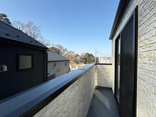 【神奈川県/横浜市戸塚区柏尾町】戸塚区柏尾町　新築戸建　A号棟／全3棟 バルコニー：洋室約5.6帖側