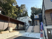 【神奈川県/横浜市戸塚区柏尾町】戸塚区柏尾町　新築戸建　A号棟／全3棟 外観：写真中央奥　A号棟/全3棟