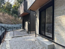 【神奈川県/横浜市戸塚区柏尾町】戸塚区柏尾町　新築戸建　A号棟／全3棟 庭：写真手前　A号棟/全3棟