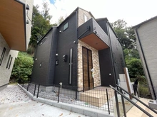 【神奈川県/横浜市戸塚区柏尾町】戸塚区柏尾町　新築戸建　B号棟／全3棟 外観：写真中央　Ｂ号棟/全3棟　