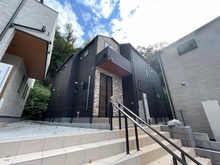 【神奈川県/横浜市戸塚区柏尾町】戸塚区柏尾町　新築戸建　B号棟／全3棟 外観：写真中央　Ｂ号棟/全3棟　