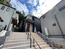 【神奈川県/横浜市戸塚区柏尾町】戸塚区柏尾町　新築戸建　B号棟／全3棟 外観：写真中央　Ｂ号棟/全3棟　