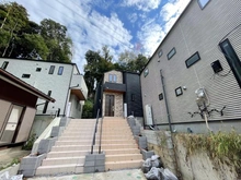 【神奈川県/横浜市戸塚区柏尾町】戸塚区柏尾町　新築戸建　B号棟／全3棟 外観：写真中央　Ｂ号棟/全3棟　