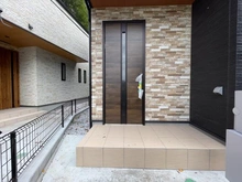 【神奈川県/横浜市戸塚区柏尾町】戸塚区柏尾町　新築戸建　B号棟／全3棟 玄関