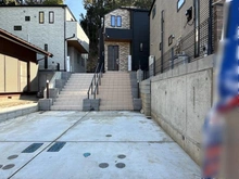 【神奈川県/横浜市戸塚区柏尾町】戸塚区柏尾町　新築戸建　B号棟／全3棟 アプローチ：写真中央　B号棟/全3棟