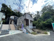 【神奈川県/横浜市戸塚区柏尾町】戸塚区柏尾町　新築戸建　C号棟／全3棟 建築中の外観：写真中央　Ｃ号棟/全3棟　