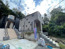 【神奈川県/横浜市戸塚区柏尾町】戸塚区柏尾町　新築戸建　C号棟／全3棟 建築中の外観：写真中央　Ｃ号棟/全3棟