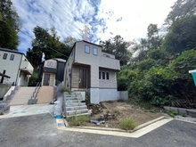 【神奈川県/横浜市戸塚区柏尾町】戸塚区柏尾町　新築戸建　C号棟／全3棟 建築中の外観：写真中央　Ｃ号棟/全3棟