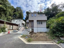 【神奈川県/横浜市戸塚区柏尾町】戸塚区柏尾町　新築戸建　C号棟／全3棟 建築中の外観：写真中央　Ｃ号棟/全3棟