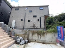 【神奈川県/横浜市戸塚区柏尾町】戸塚区柏尾町　新築戸建　C号棟／全3棟 建築中の外観：写真中央　Ｃ号棟/全3棟