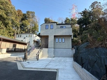 【神奈川県/横浜市戸塚区柏尾町】戸塚区柏尾町　新築戸建　C号棟／全3棟 外観：写真中央　C号棟/全3棟