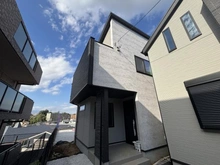 【神奈川県/横浜市港南区日限山】港南区日限山1丁目　新築戸建　1号棟/全3棟 外観：写真中央　1号棟/全3棟