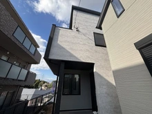 【神奈川県/横浜市港南区日限山】港南区日限山1丁目　新築戸建　1号棟/全3棟 外観：写真中央　1号棟/全3棟