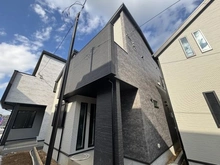 【神奈川県/横浜市港南区日限山】港南区日限山1丁目　新築戸建　2号棟/全3棟 外観：写真中央　2号棟/全3棟