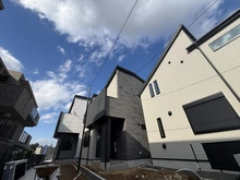 【神奈川県/横浜市港南区日限山】港南区日限山1丁目　新築戸建　2号棟/全3棟 外観：写真右から2棟目　2号棟/全3棟