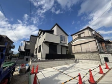 【神奈川県/横浜市港南区日限山】港南区日限山1丁目　新築戸建　3号棟/全3棟 外観：写真中央　1号棟/全3棟