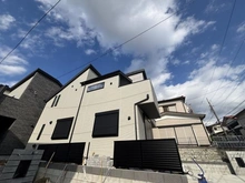 【神奈川県/横浜市港南区日限山】港南区日限山1丁目　新築戸建　3号棟/全3棟 外観：写真中央　1号棟/全3棟