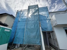 【神奈川県/横浜市戸塚区汲沢】戸塚区汲沢5丁目　新築戸建　1号棟/全4棟 建築中の外観：写真中央　1号棟/全4棟