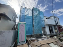 【神奈川県/横浜市戸塚区汲沢】戸塚区汲沢5丁目　新築戸建　1号棟/全4棟 建築中の外観：写真中央　1号棟/全4棟