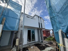 【神奈川県/横浜市戸塚区汲沢】戸塚区汲沢5丁目　新築戸建　2号棟/全4棟 建築中の外観：写真中央　2号棟/全4棟