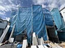 【神奈川県/横浜市戸塚区汲沢】戸塚区汲沢5丁目　新築戸建　3号棟/全4棟 建築中の外観：写真中央　3号棟/全4棟