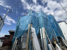 【神奈川県/横浜市戸塚区汲沢】戸塚区汲沢5丁目　新築戸建　3号棟/全4棟 建築中の外観：写真中央　3号棟/全4棟