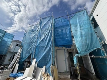 【神奈川県/横浜市戸塚区汲沢】戸塚区汲沢5丁目　新築戸建　3号棟/全4棟 建築中の外観：写真中央　3号棟/全4棟